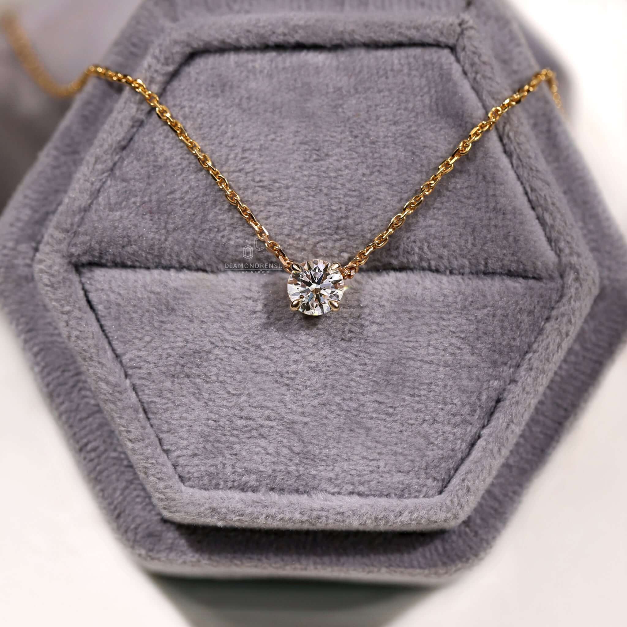 Natural 0.90Ct Round Cut VVS1 Diamond Pendant 14K Gold