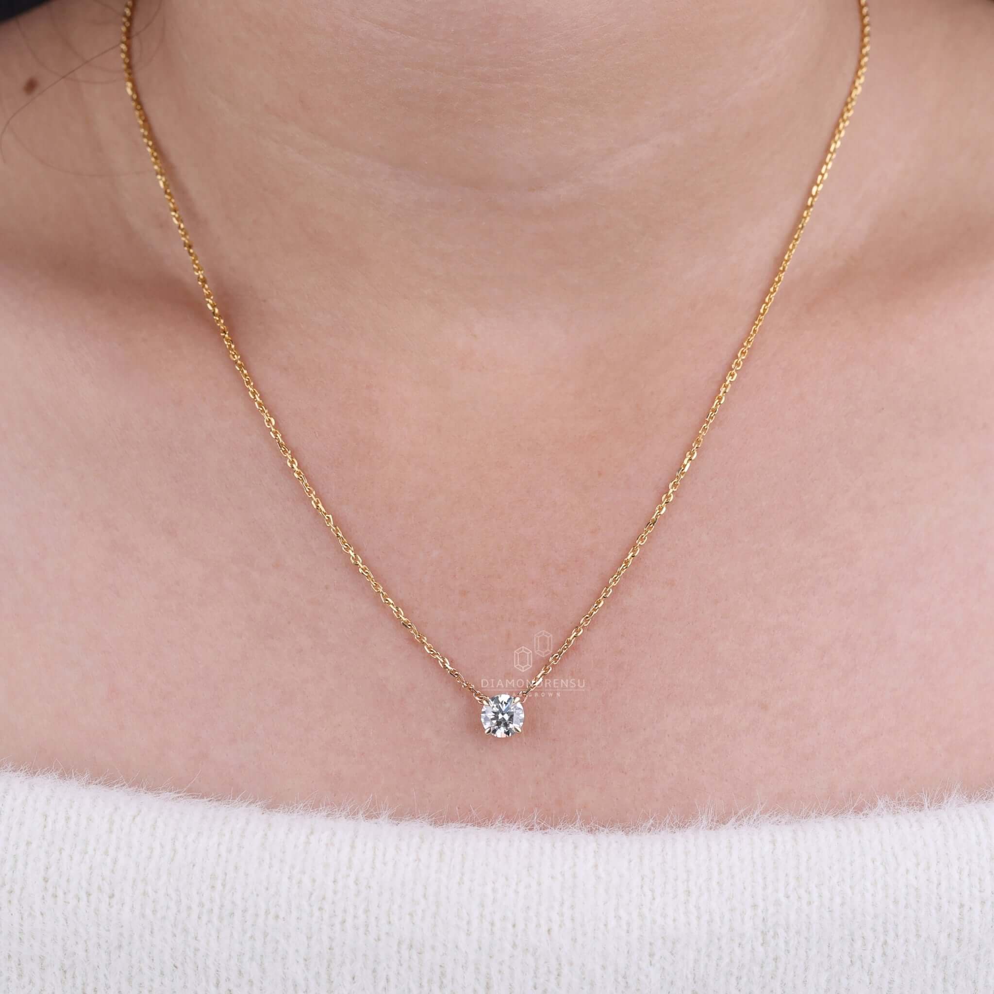 Natural 0.90Ct Round Cut VVS1 Diamond Pendant 14K Gold