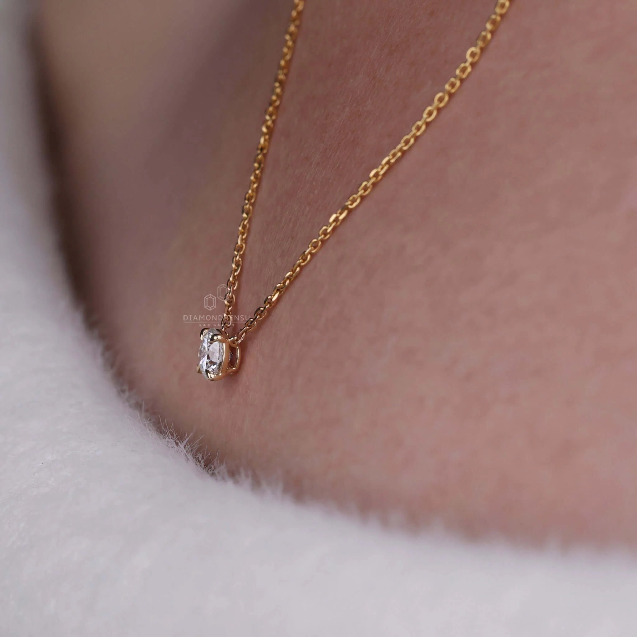 Natural 0.90Ct Round Cut VVS1 Diamond Pendant 14K Gold