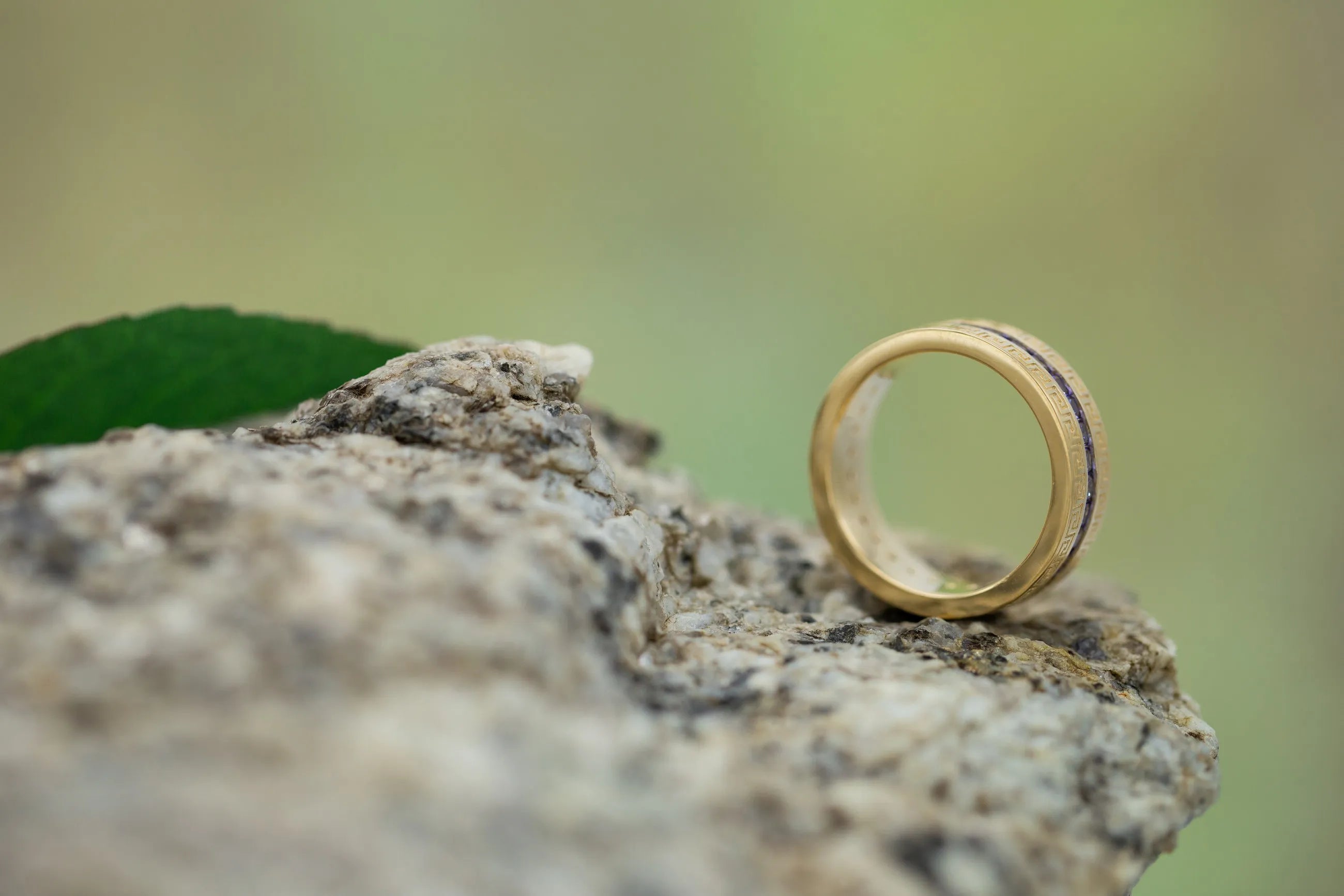 Antique style men's wedding ring