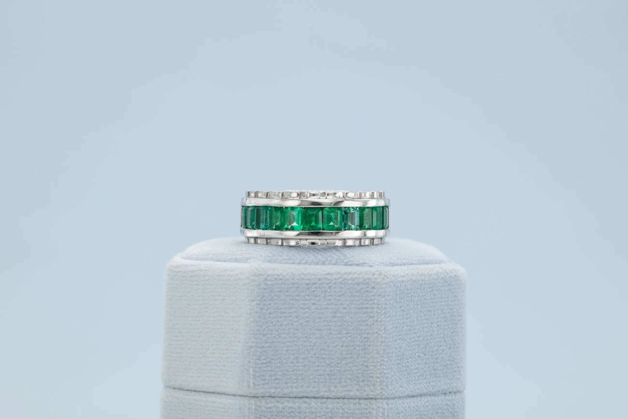 Elegant green emerald band ring