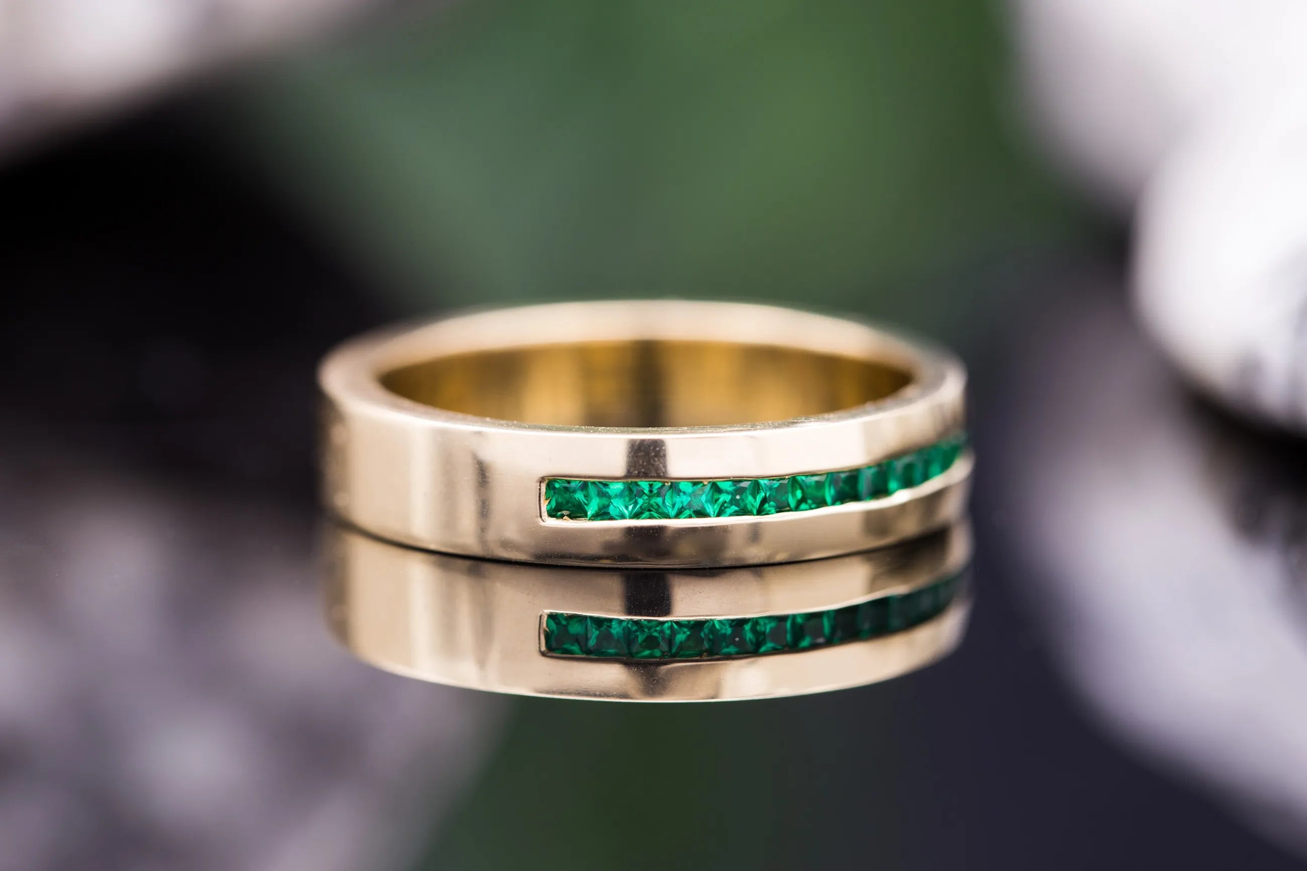 Invisible set green emerald band ring