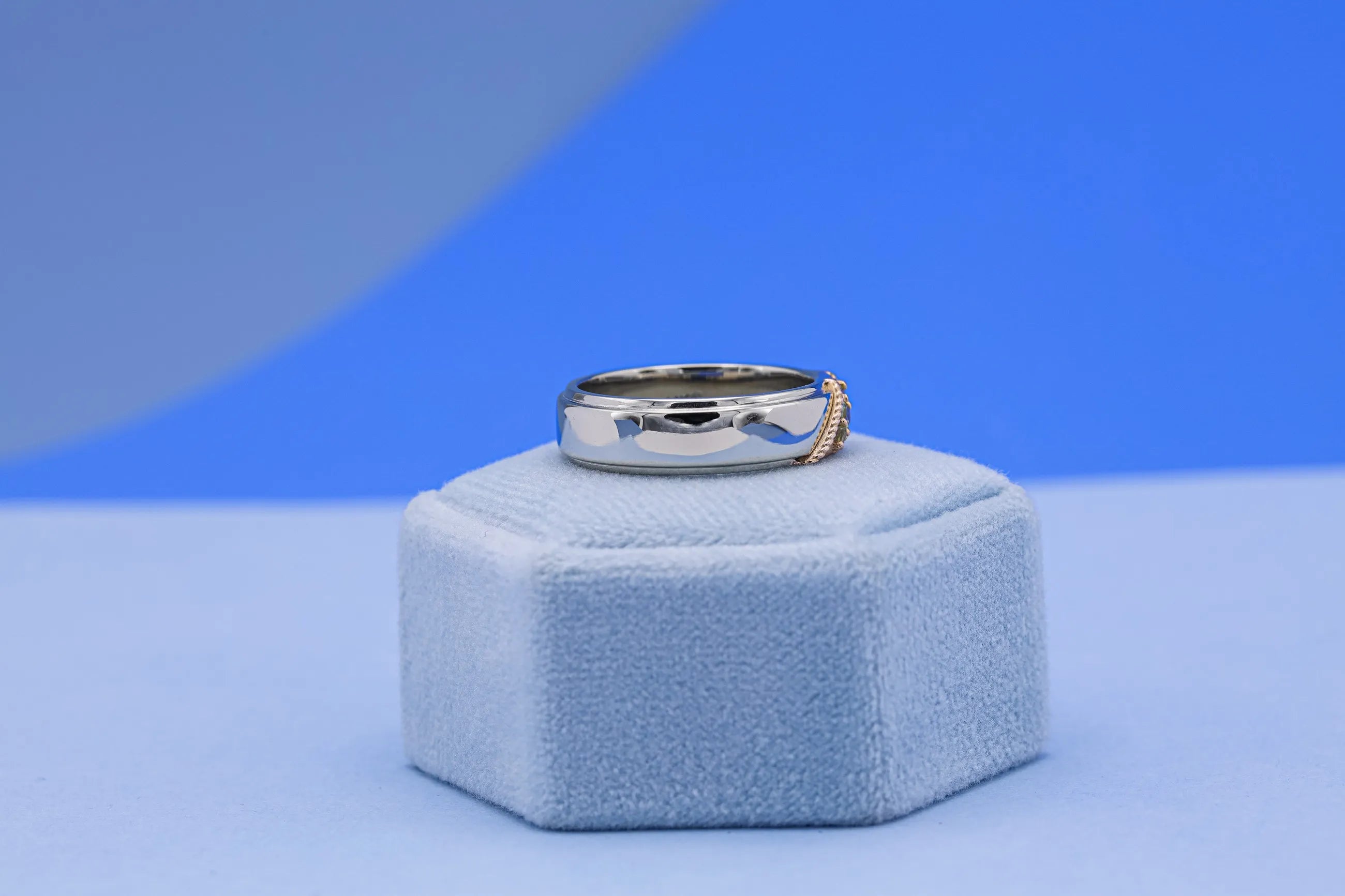 Modern two-tone wedding ring with peridot